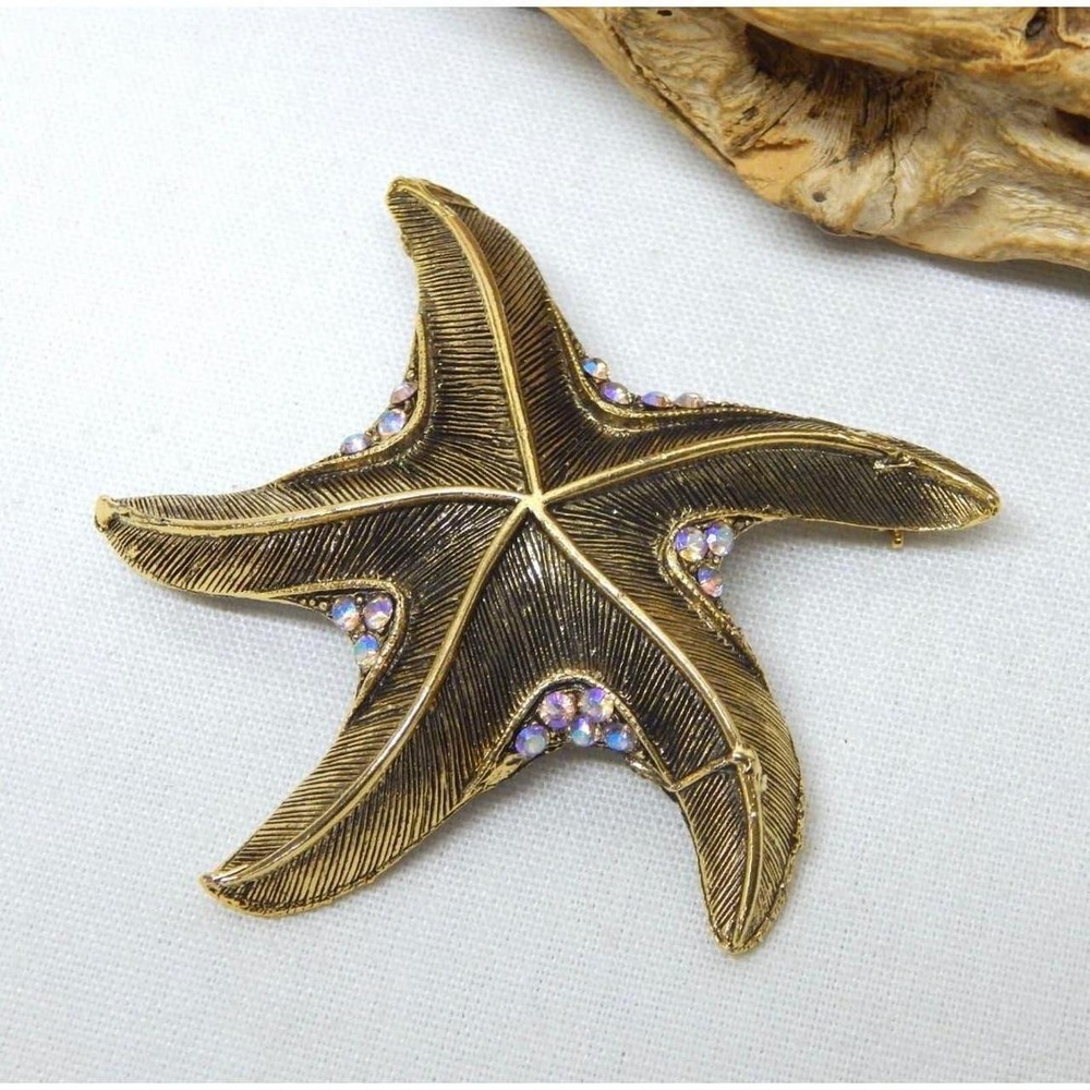 VINTAGE WEISS GOLD TONE STARFISH BROOCH WITH CRYSTAL ACCENTS
